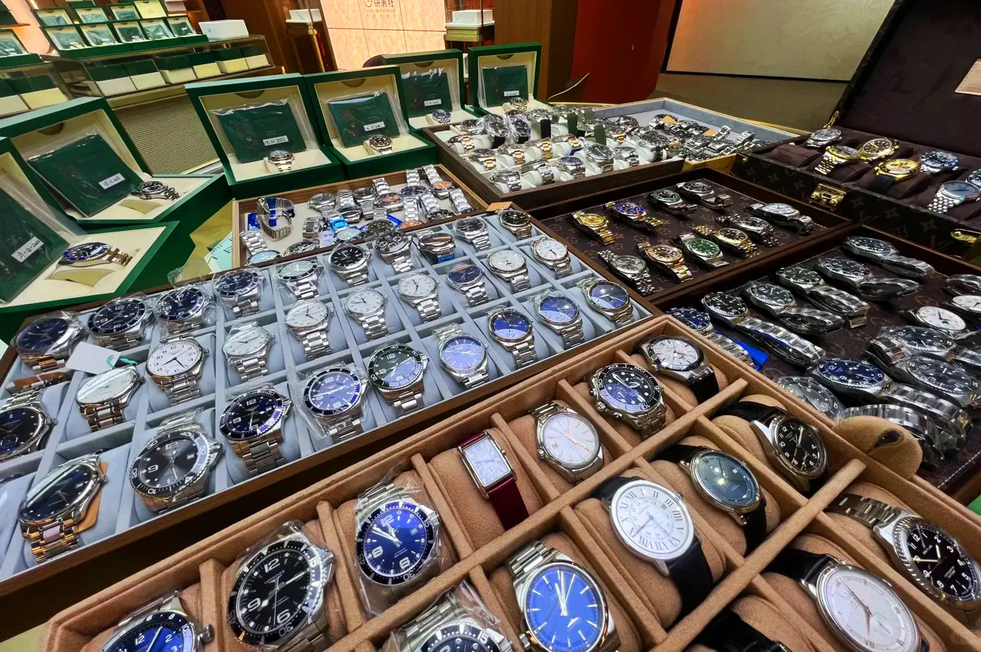 Entrepôt de l'usine — stock en cours d'expédition