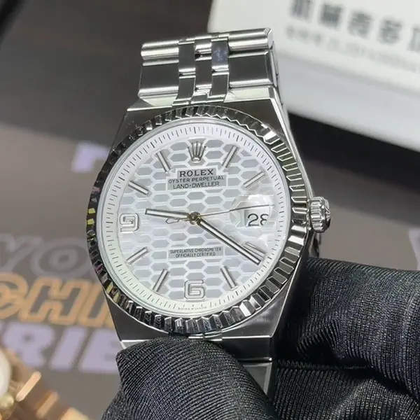 Land-Dweller 40 — cadran nid d'abeille